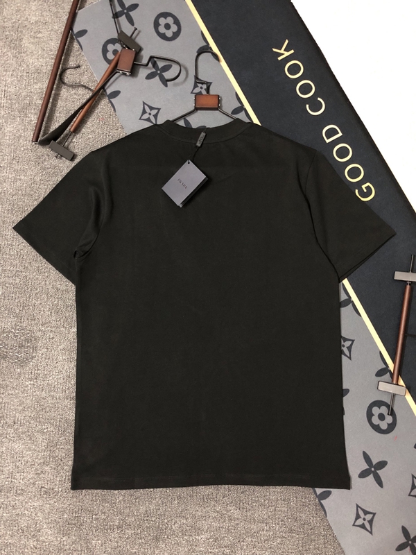 ブランドTシャツ着用イメージ